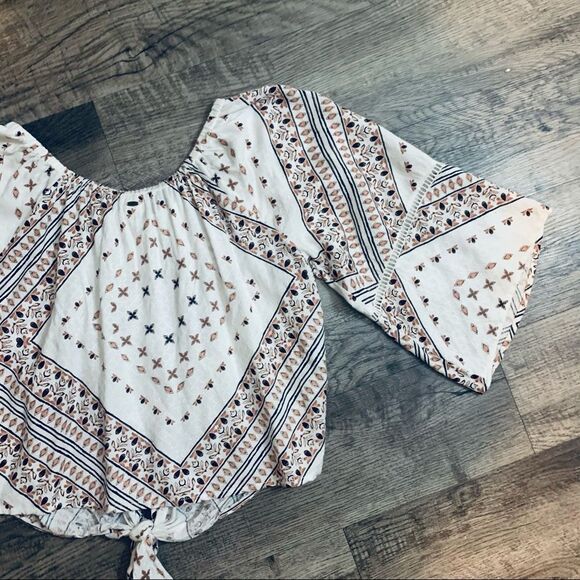 Rip Curl Off Shoulders Cropped Flare Sleeves Top - Picture 10 of 11